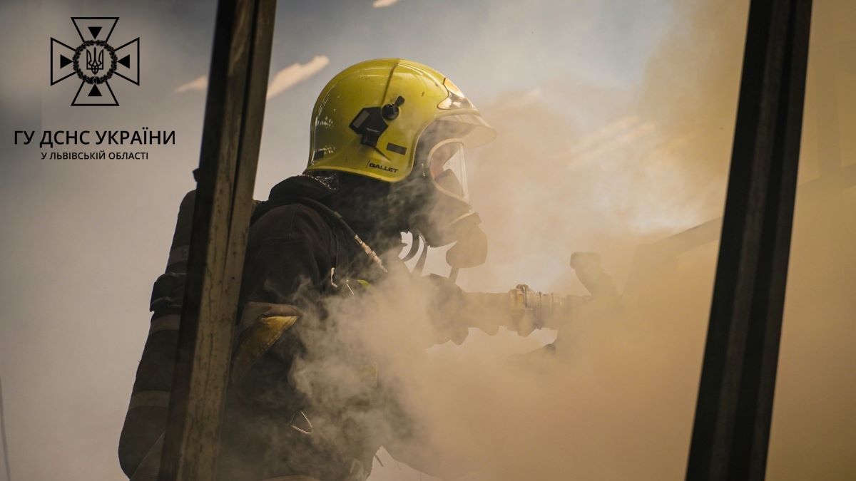 Під час гасіння пожежі в закинутій будівлі у Трускавці рятувальники виявили тіло чоловіка