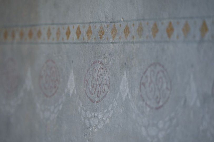 Віднайдені під побілками неоготичні розписи (фото Анастасії Смольєнко)