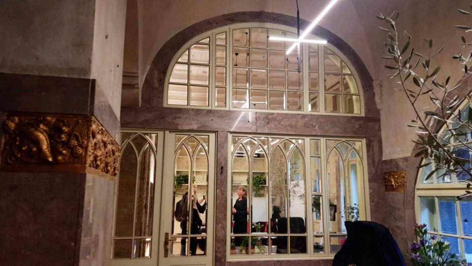 Неоготичні двері з оригінальним фацетованим склом (фото ZAXID.NET)