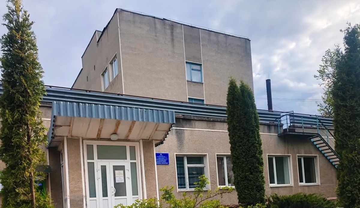 На Тернопільщині в лікарні селища Гусятин два роки руйнується дах 