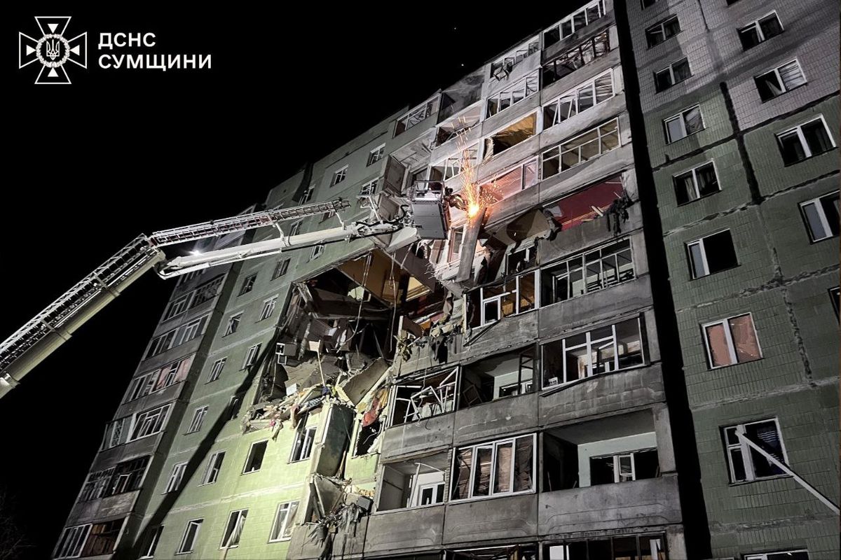 У Сумах вночі безпілотник влучив у багатоповерхівку, є загиблі та поранені