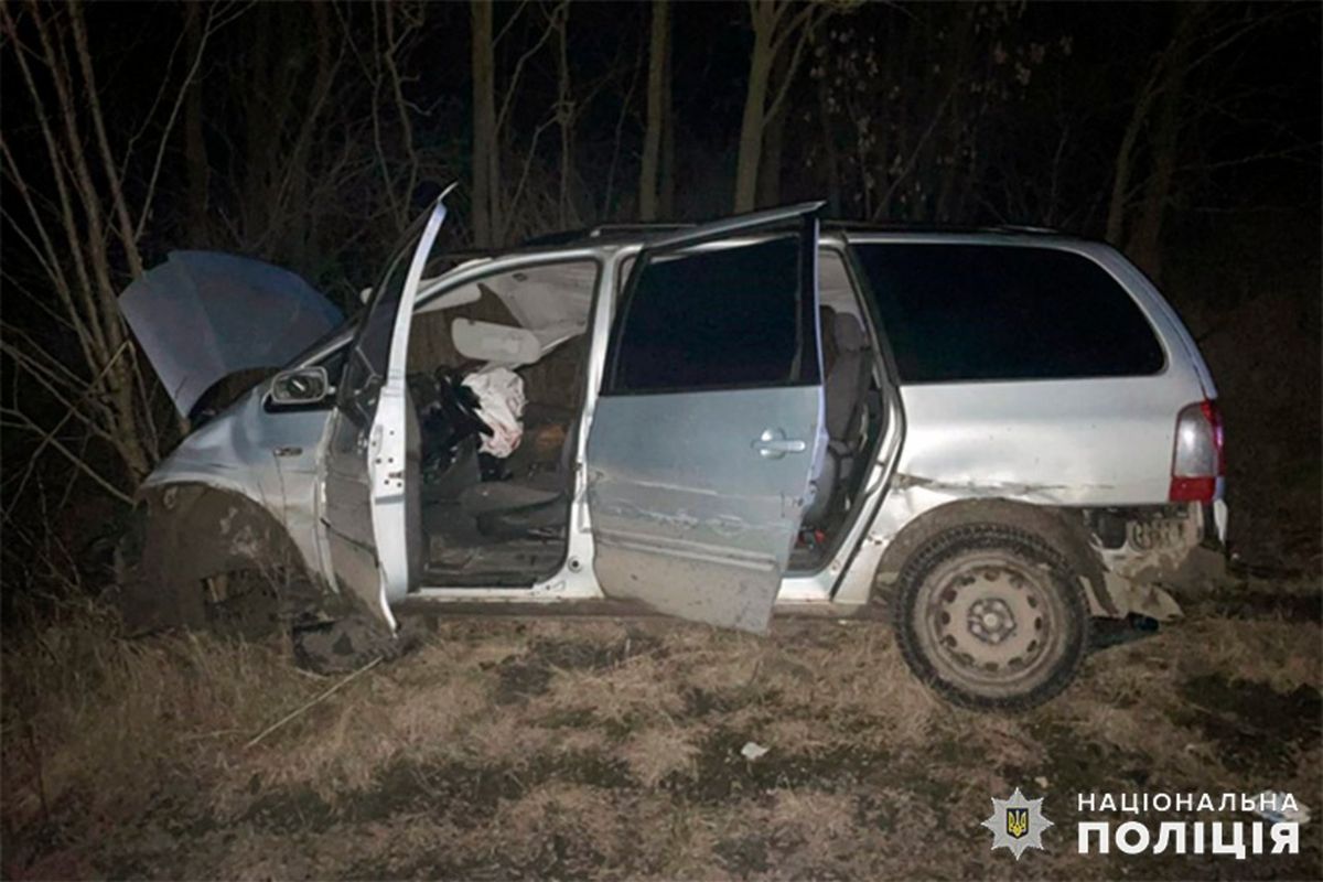 На Хмельниччині п’яний водій легковика врізався у відбійник, загинув пасажир