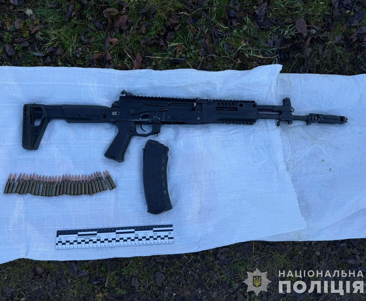 На Закарпатті затримали рецидивістів з арсеналом зброї для криміналітету