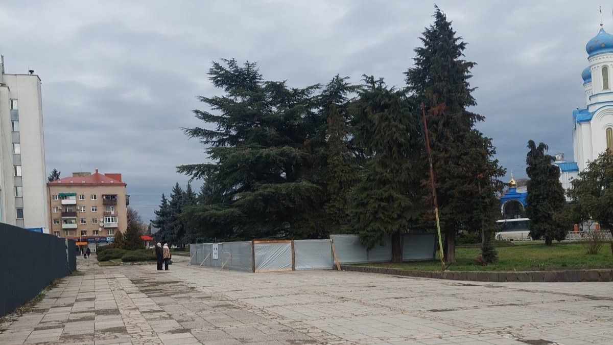 Ужгородці збирають підписи проти зведення МАФу на площі Кирила і Мефодія