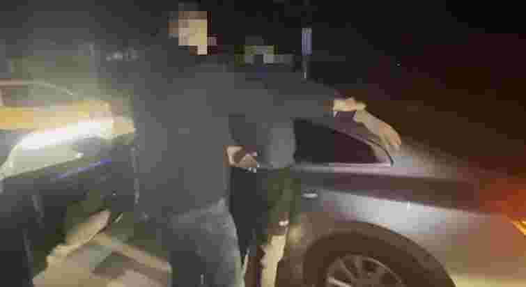 Львівська поліція затримала переправника під час одержання 10 тис. євро від ухилянта