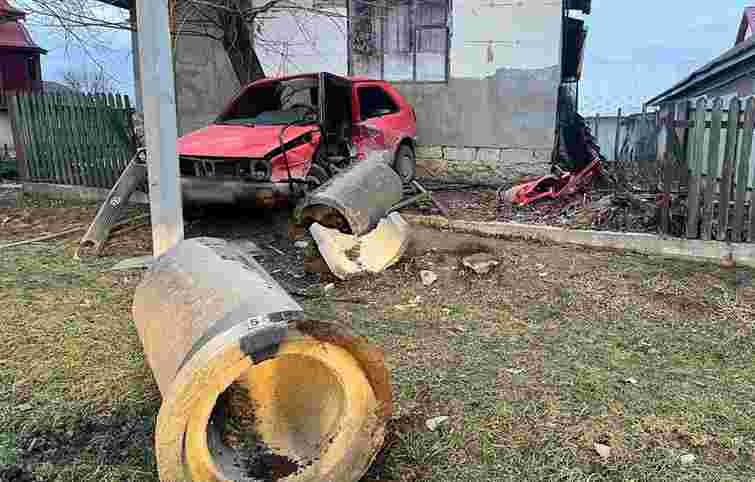 В ДТП під час зіткнення з бетонною огорожею загинув 21-річний буковинець