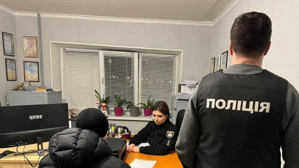 Поліція викрила 11 корупціонерів на схемах оновлення даних у ТЦК