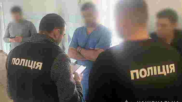 Хмельницького лікаря затримали на хабарі за оформлення інвалідності хлопчику з вадами зору Хмельницького лікаря затримали на хабарі за оформлення інвалідності хлопчику з вадами зору