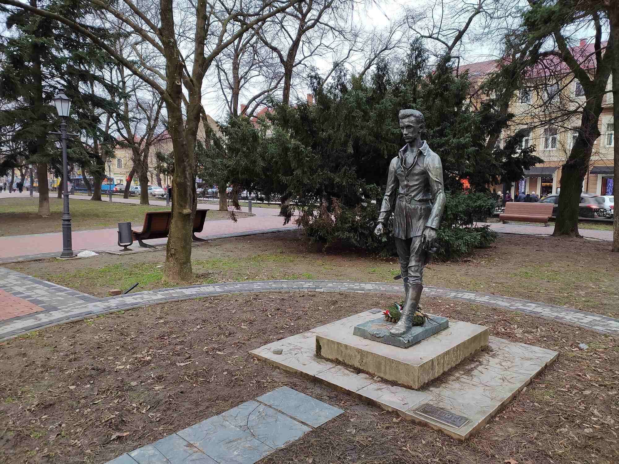 Пам'ятник Шандору Петефі на однойменній площі в Ужгороді. Фото Varosh