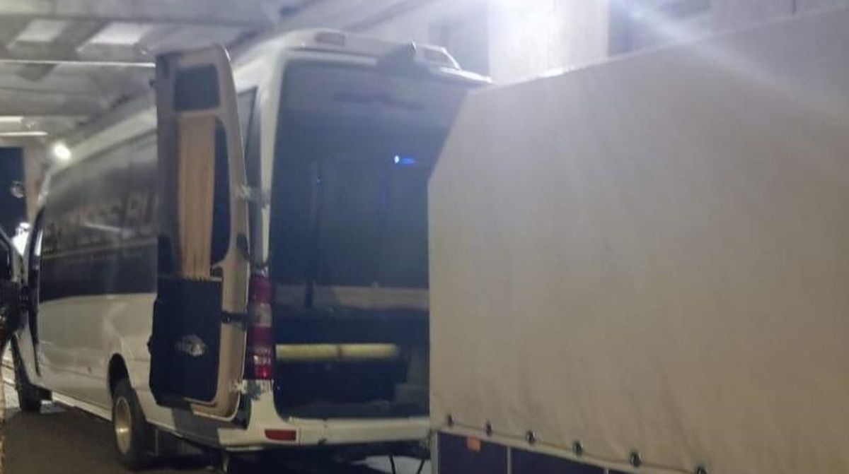 У закарпатського перевізника вилучили мікроавтобус за контрабанду 260 пачок сигарет
