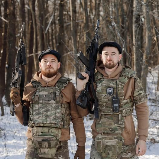 Ліворуч - загиблий офіцер спецпідрозділу «Гострі картузи» Антон Спіцин / Фото: Олександр Спіцин