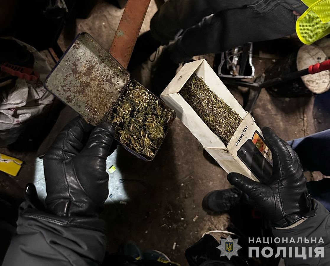 У наркоділків виявили лабораторне обладнання, зброю, банківські картки тощо (фото поліції)