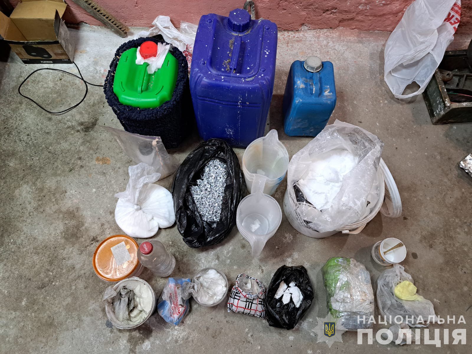 У наркоділків виявили лабораторне обладнання, зброю, банківські картки тощо (фото поліції)