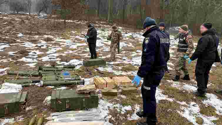 На Чернігівщині виявили схрони, де зберігалося близько тонни зброї