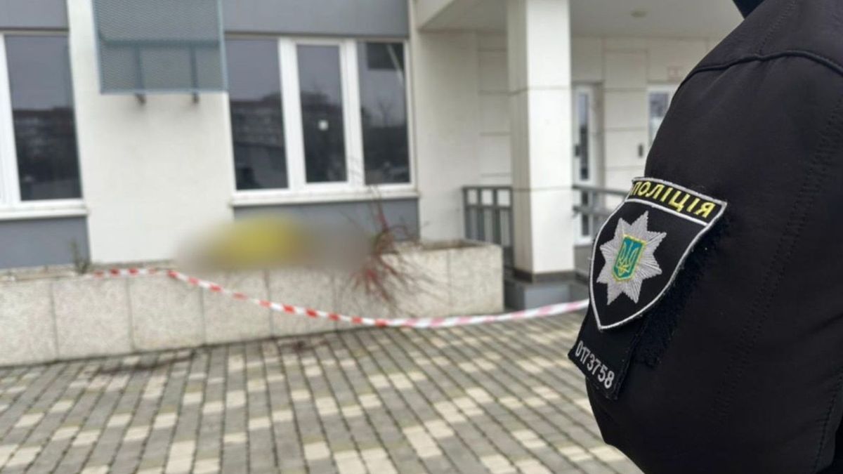 В Одесі з 16 поверху ЖК випала жінка з 9-річною донькою