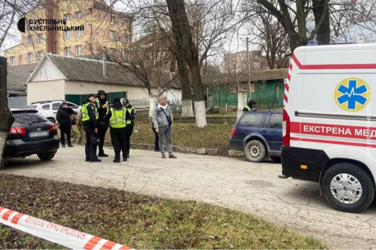 Біля будівлі ТЦК у Камʼянці-Подільському пролунав вибух, є загиблий та поранені