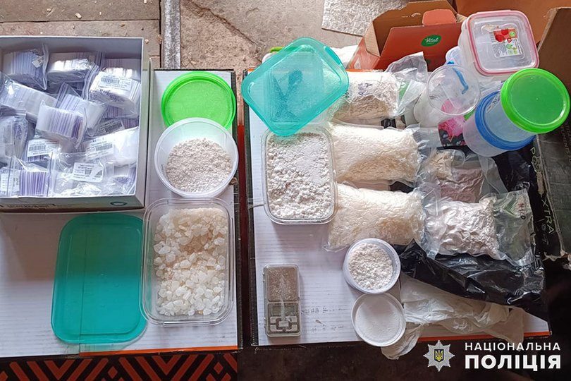 У наркоділків виявили електронні ваги, мобільні телефони, чорнові записи тощо (фото поліції)