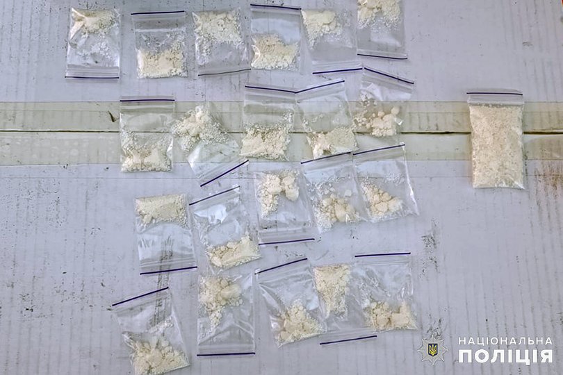 У наркоділків виявили електронні ваги, мобільні телефони, чорнові записи тощо (фото поліції)
