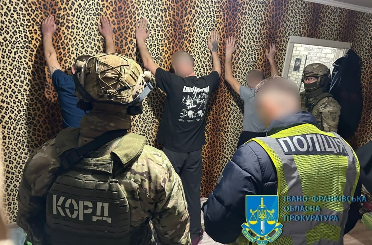 В Івано-Франківську затримали злочинну групу, яка постачала наркотики в СІЗО