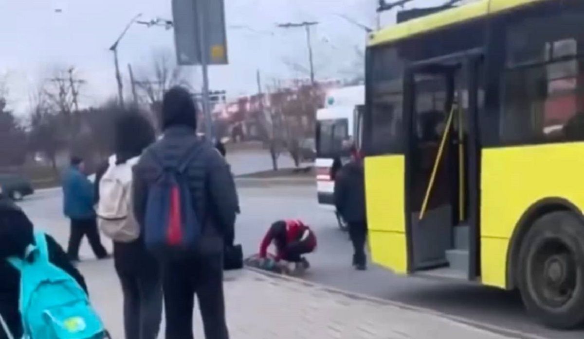У Львові тролейбус на зупинці на смерть збив пішохідку 