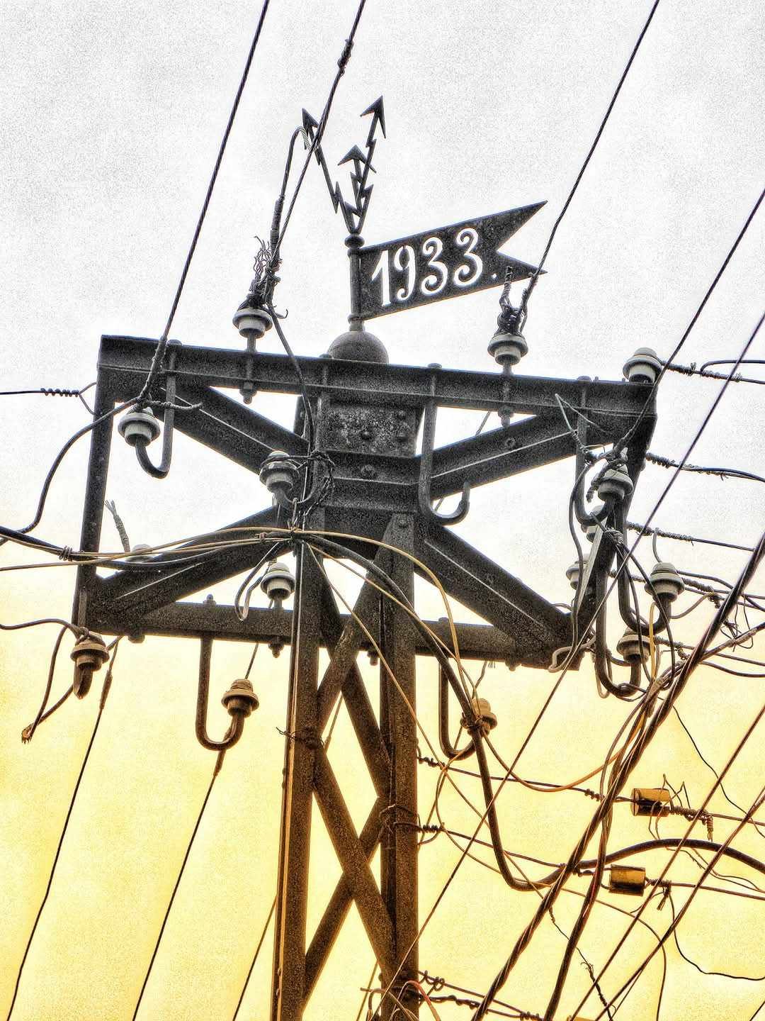 Давня металева опора лінії електропередач з флюгером (фото Юлії Корицької-Голуб)