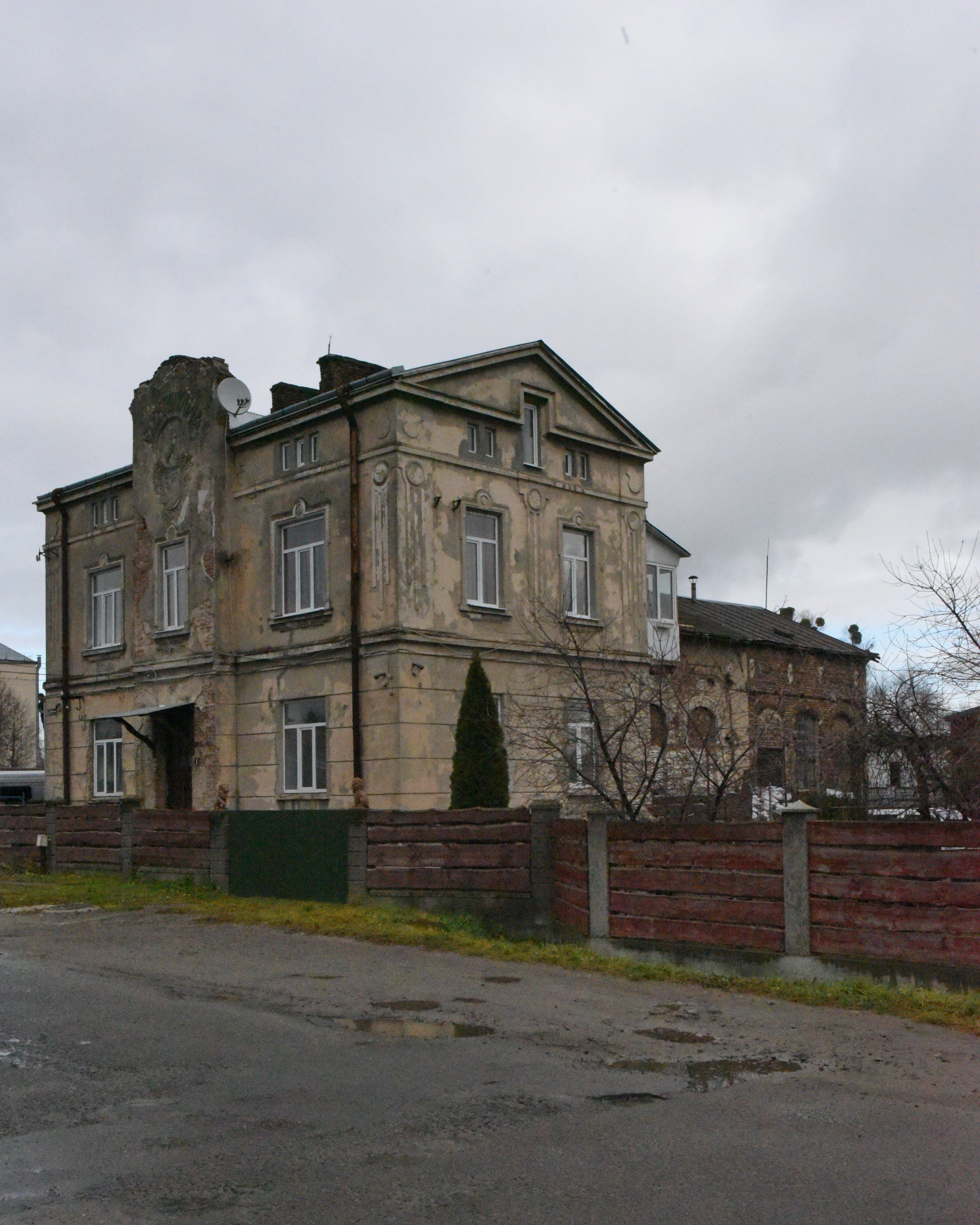 Вигляд електровні з вул. Дорошенка (фото 2021 року Юлії Корицької-Голуб)