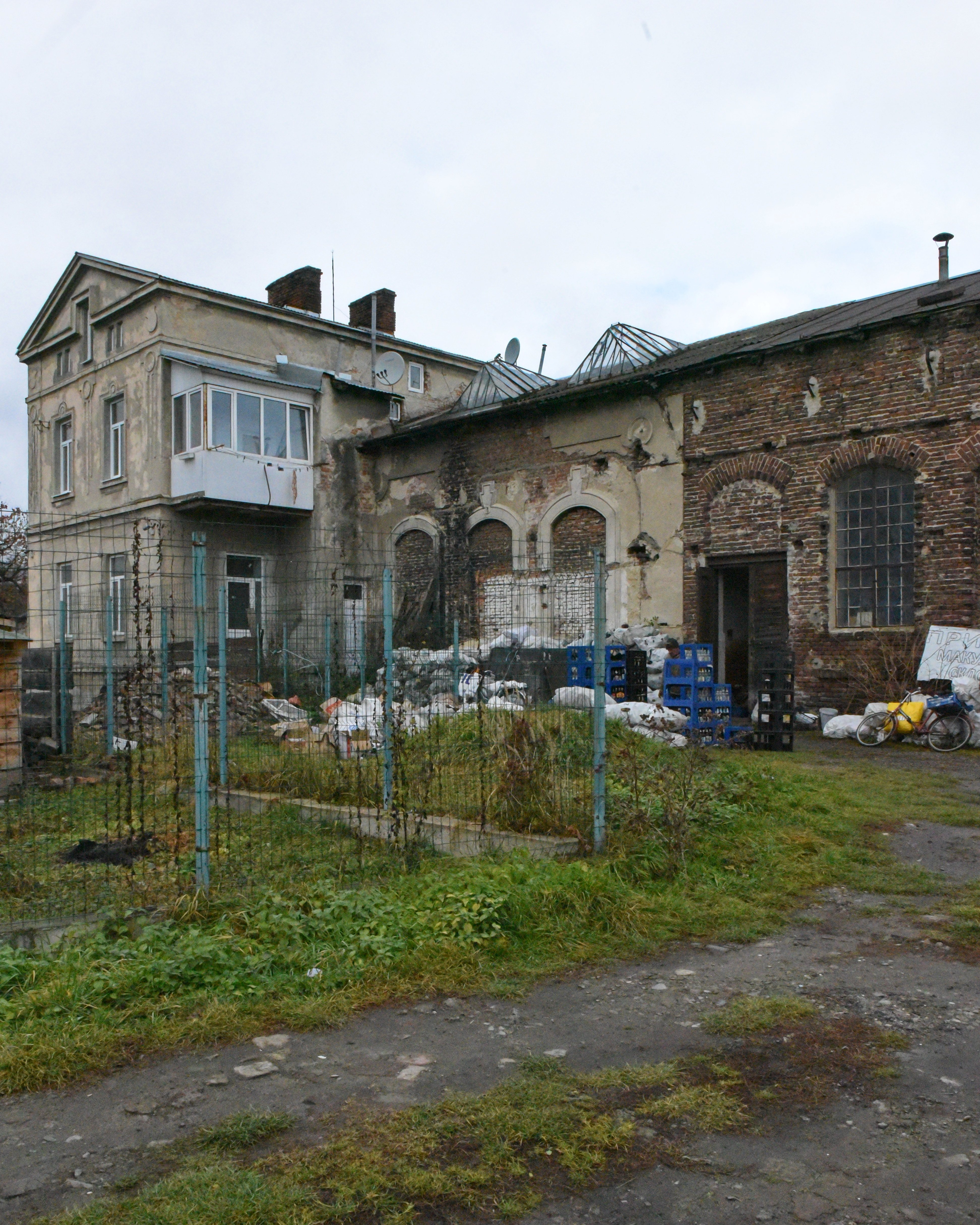 Скляні конструкції на даху електровні (фото 2021 року Юлії Корицької-Голуб)