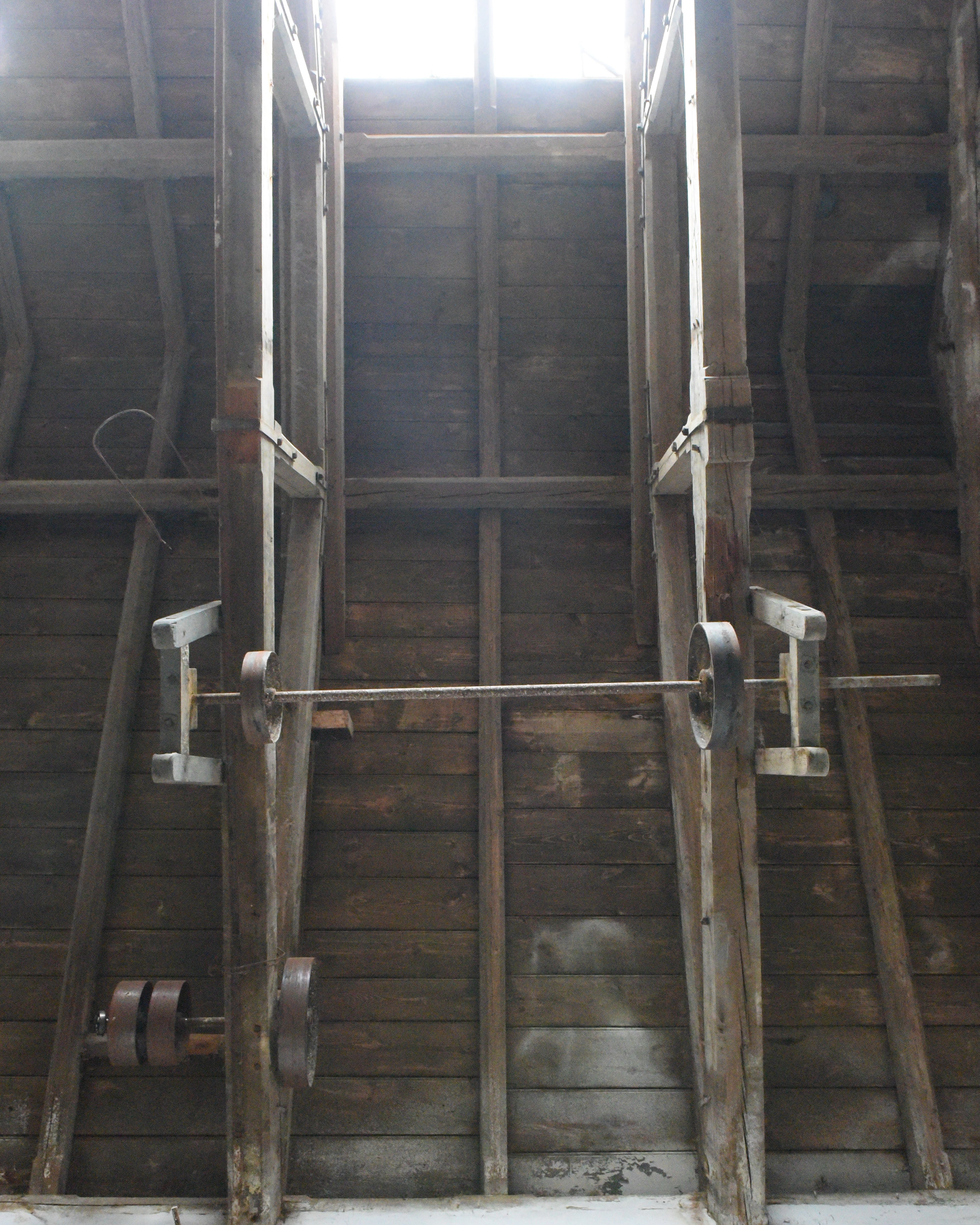 Деревʼяні конструкції старої електровні (фото 2021 року Юлії Корицької-Голуб)