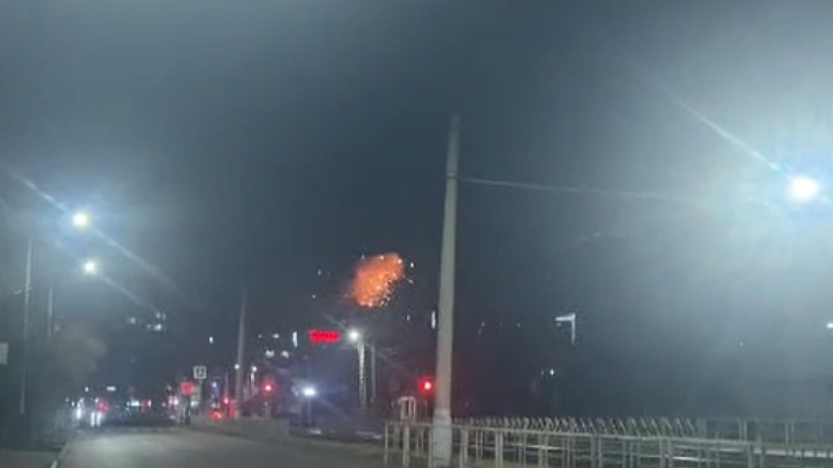 У Краснодарському краї пролунали вибухи поблизу НПЗ, пошкоджена багатоповерхівка