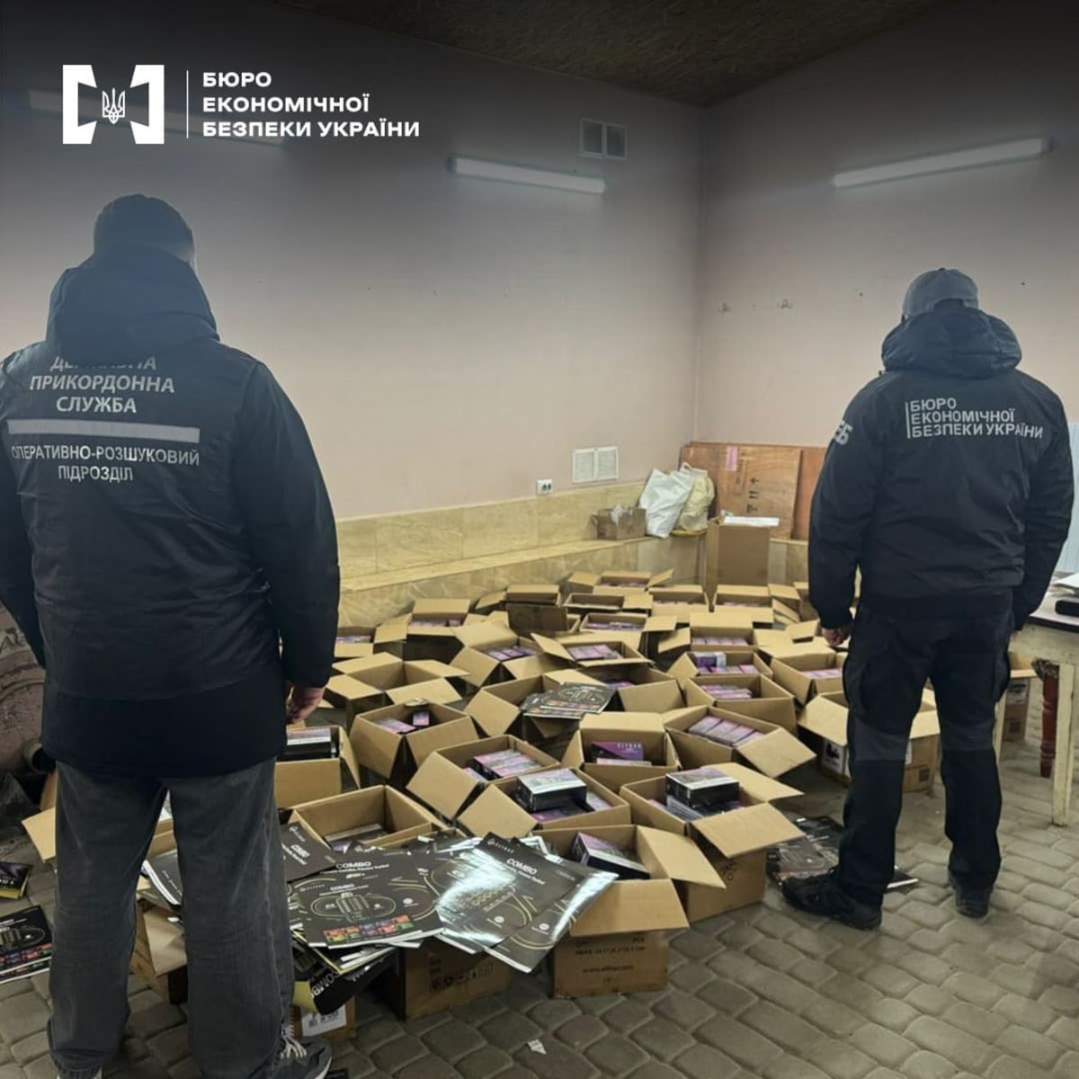 У Хмельницькому викрили склад з контрабандними електронними сигаретами на 3 млн грн