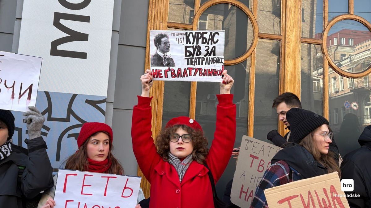 Кияни вимагають відсторонити звинувачуваного у домаганнях  худкерівника «Молодого театру»