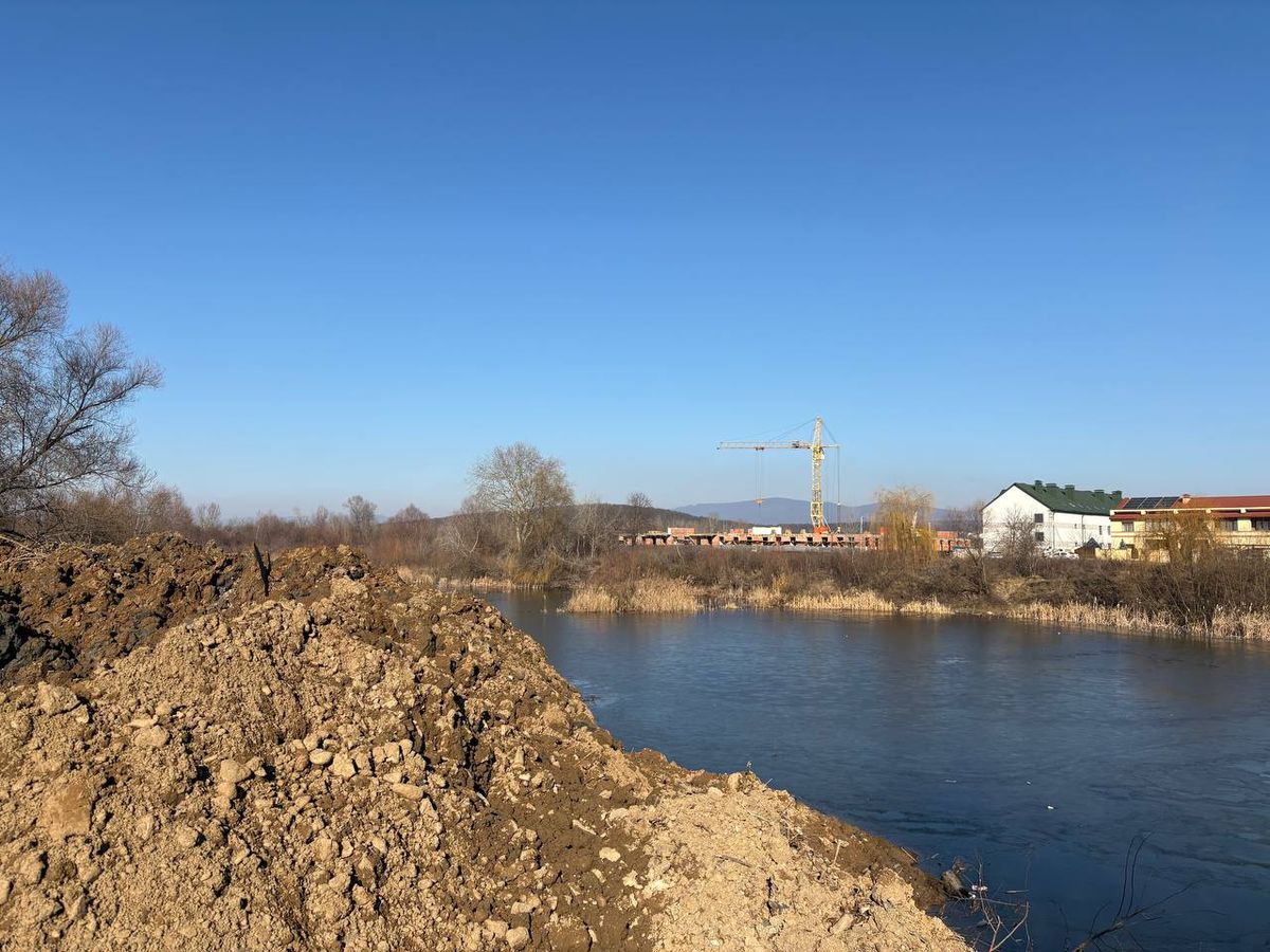 Правоохоронці розслідують засипання Чорних озер в Ужгороді будівельним сміттям