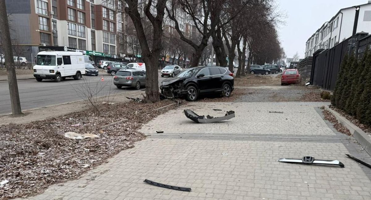 Кросовер на смерть збив пішохідку на тротуарі у Рівному