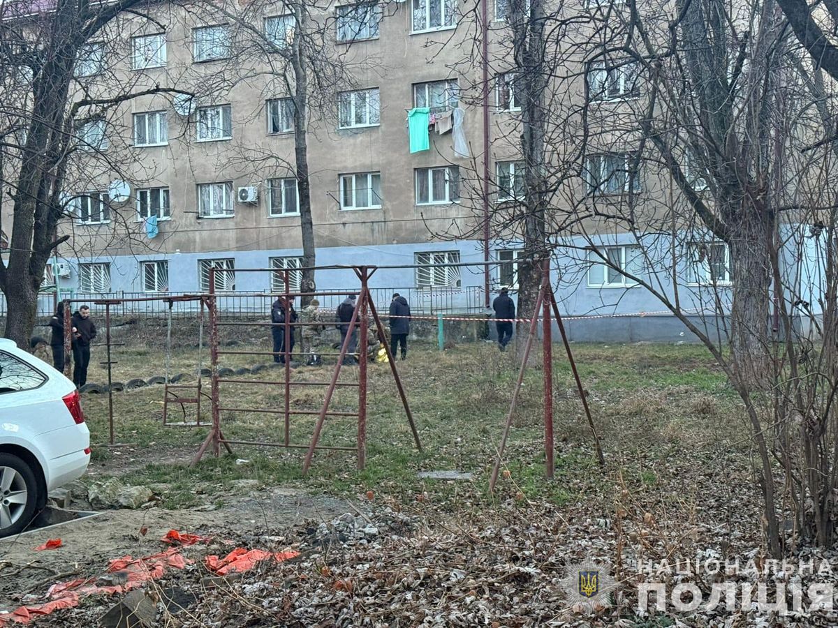 У дворі ужгородської багатоповерхівки пролунав вибух