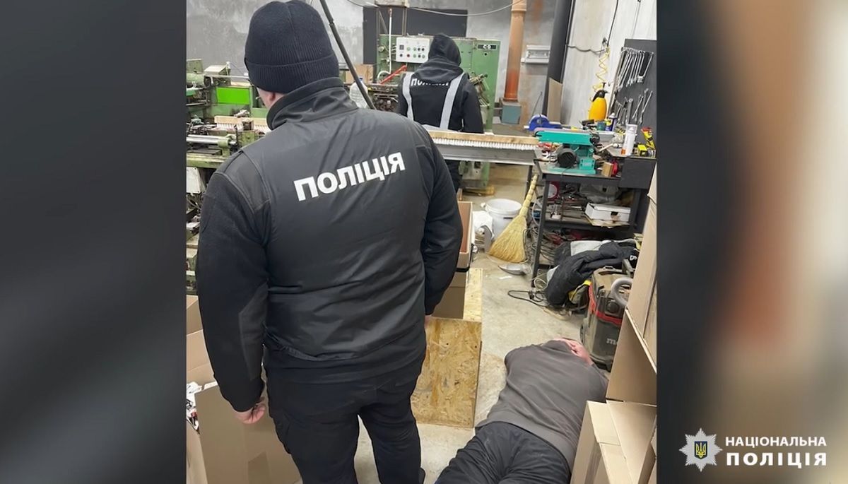 У Хмельницькому викрили масштабне підпільне виробництво сигарет відомих брендів