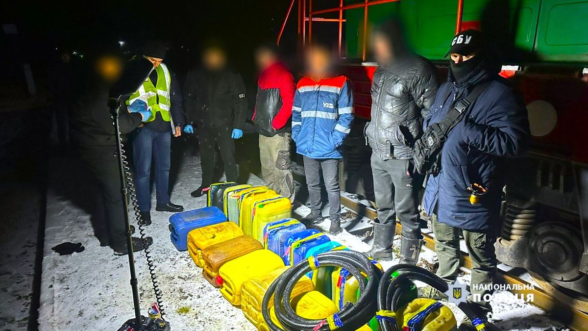 На Прикарпатті начальник залізничної станції з працівниками зливав дизпаливо з тепловозів