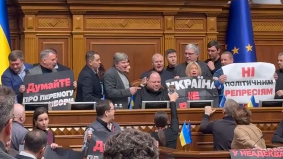 Депутати партії Порошенка заблокували трибуну Верховної Ради через санкції проти свого лідера