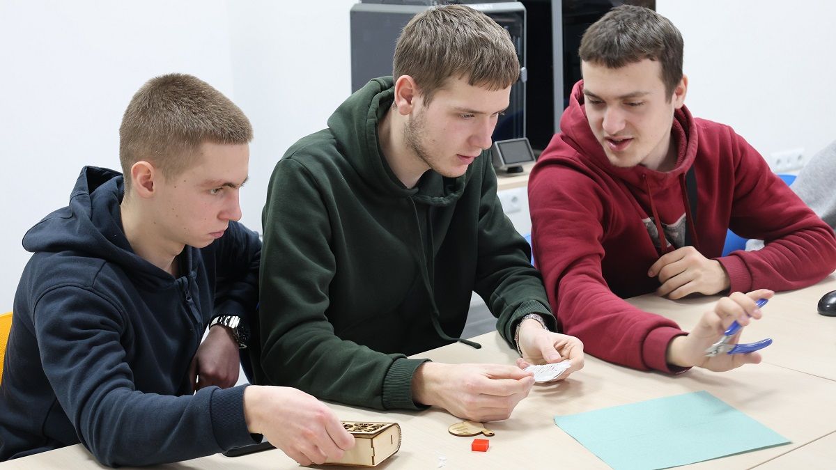 У майбутньому академічному ліцеї на Львівщині обладнали наукову STEM-лабораторію
