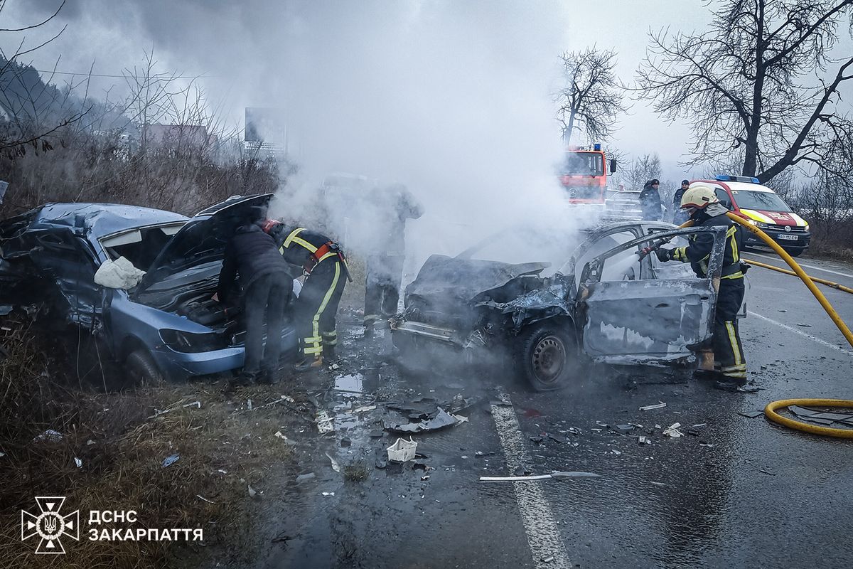 На Закарпатті після ДТП із загоранням автомобіля госпіталізували двох людей