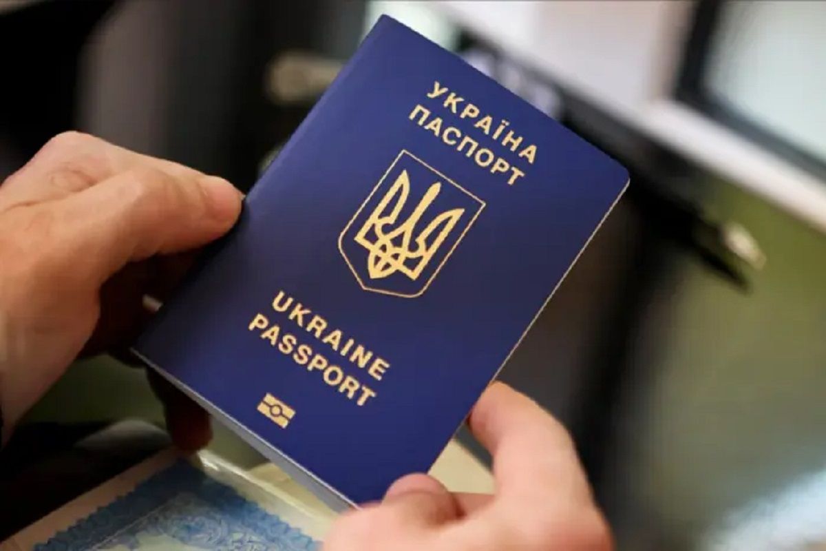 Україна відновить видачу паспортів чоловікам за кордоном