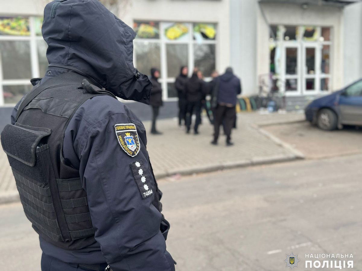Внаслідок вибуху біля кафе у Миколаєві загинули троє військових демінерів