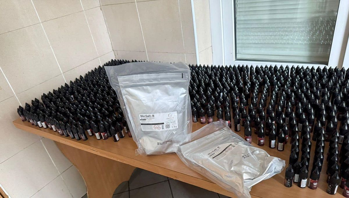 Львівські митники виявили контрабанду рідин до електронних сигарет на 1,2 млн грн 
