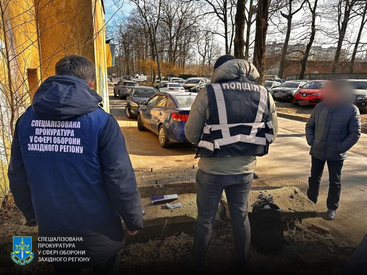 Економіст оборонного заводу у Львові за 3500 доларів обіцяв зробити бронювання ухилянту
