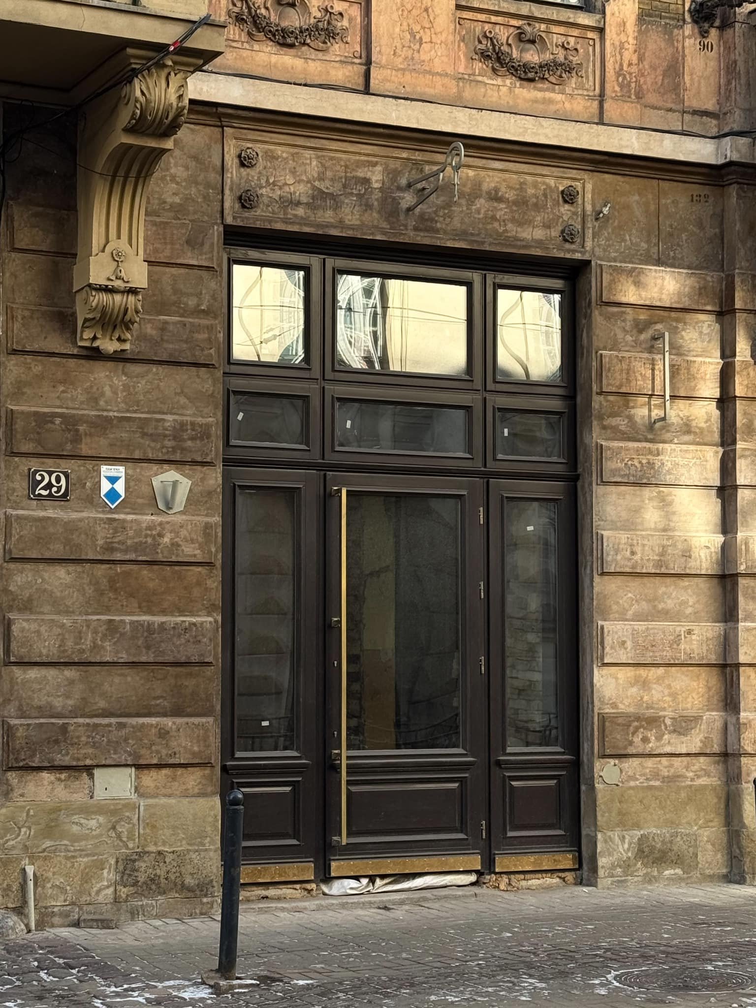 Над дверима є кріплення від ліхтаря