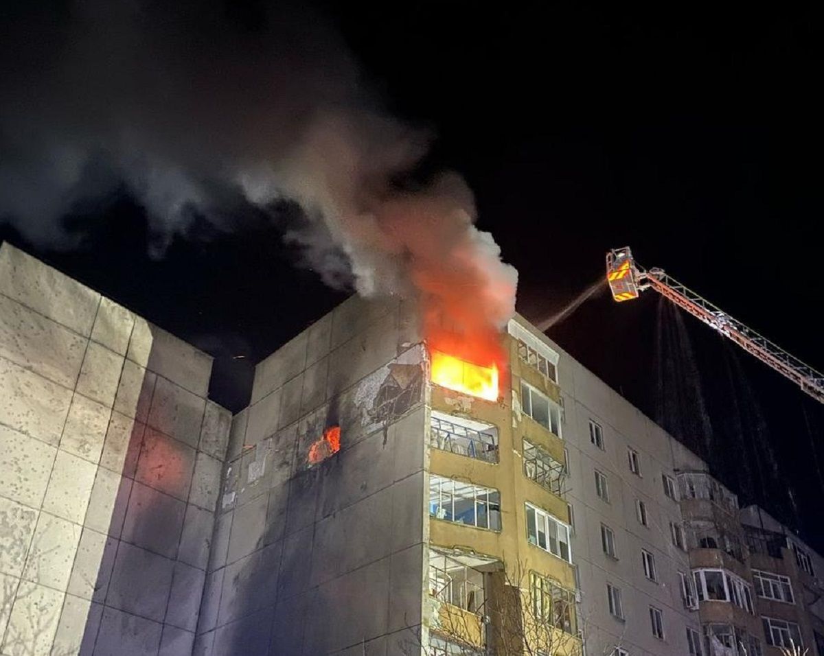 Російський дрон влучив у багатоповерхівку на Кіровоградщині, є постраждалі 