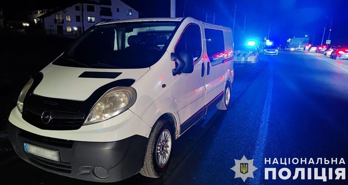Неподалік Львова загинула пішохідка, яку збили на трасі два авто
