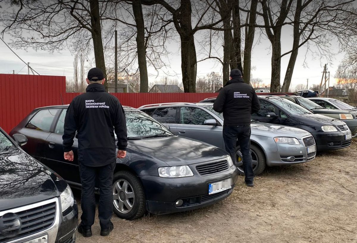 На Волині групу контрабандистів викрили на продажі 20 гуманітарних авто