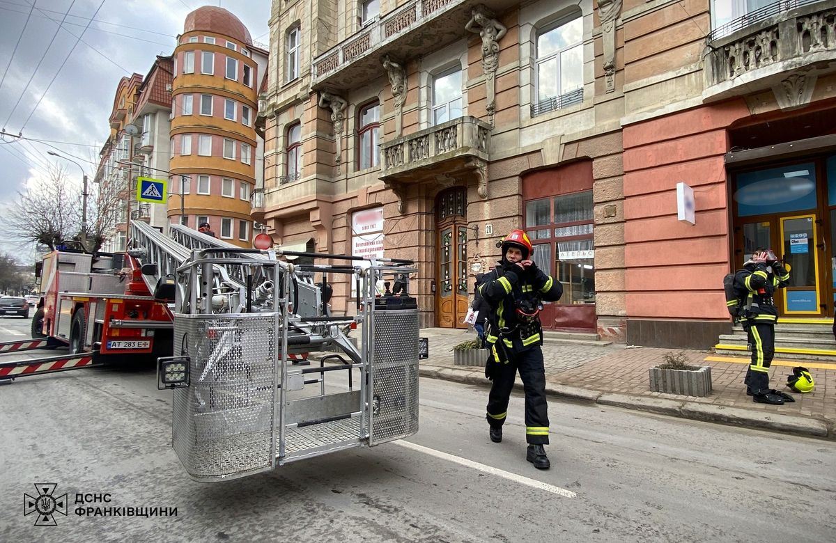 Під час пожежі в квартирі у центрі Івано-Франківська загинуло двоє людей