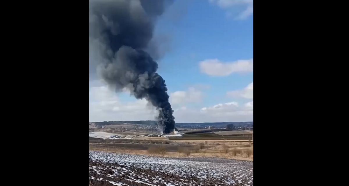 Біля Львова трапилась масштабна пожежа на складах садового центру