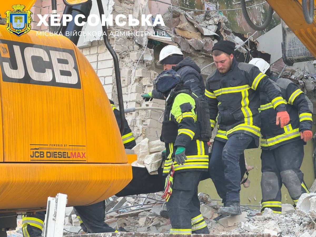 У Херсоні з-під завалів багатоповерхівки дістали тіло чоловіка